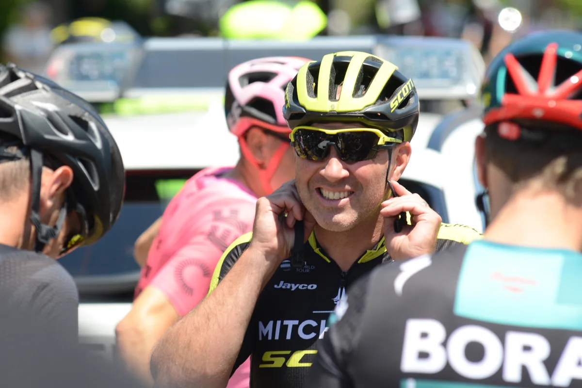 Auch Michael Albasini, der Schweizer Nationaltrainer, fuhr beim «Memorial Ride» mit. Ein Radfahrer setzt sich einen Helm auf.